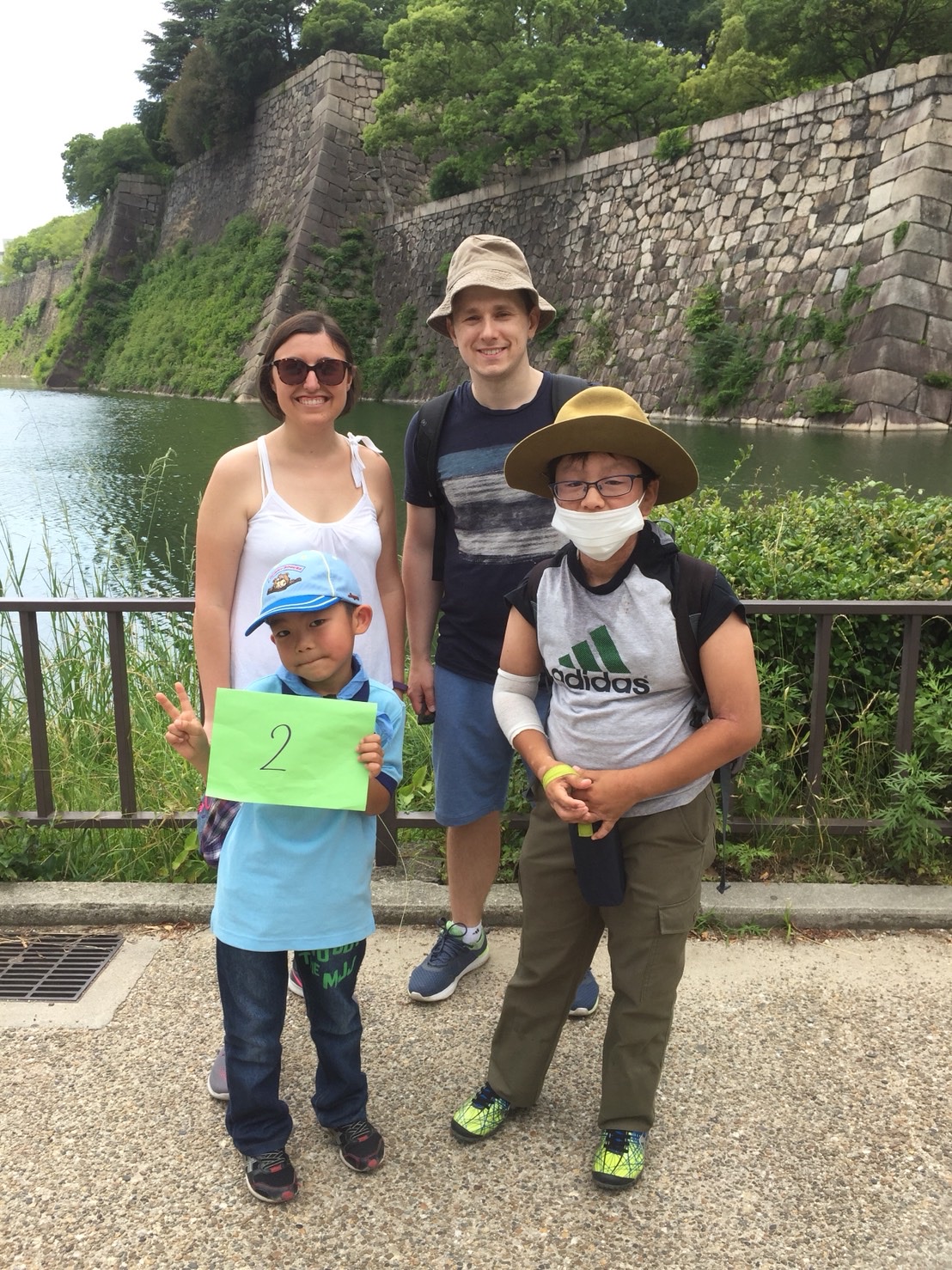 親子ハイク　観光客との写真