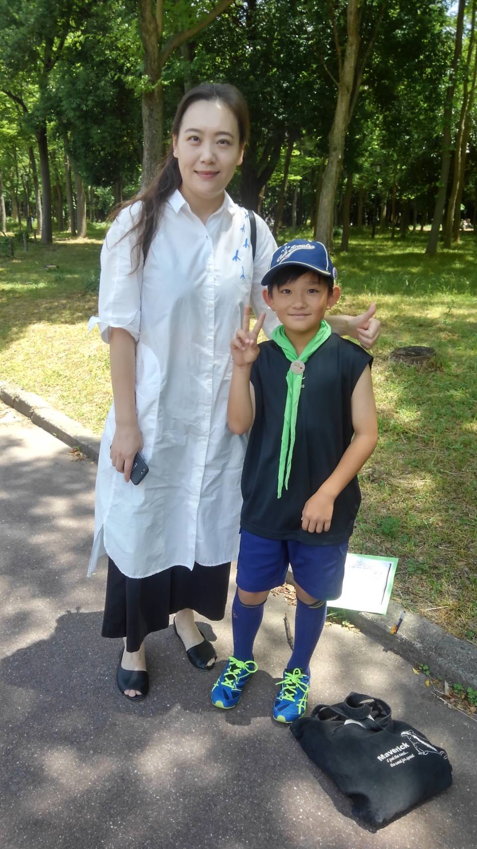 親子ハイク　観光客との写真