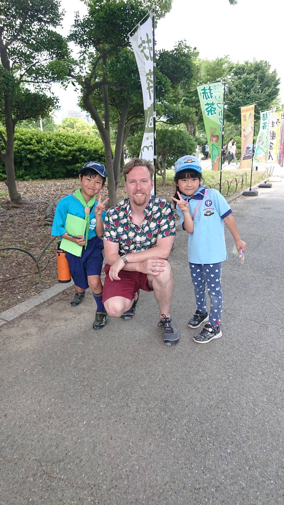 親子ハイク　観光客との写真