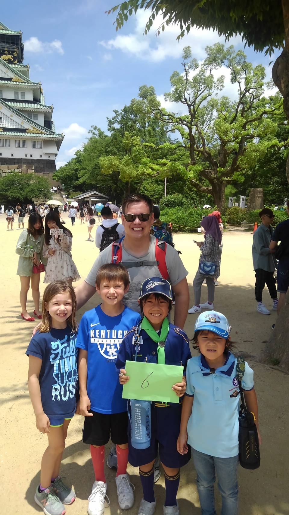 親子ハイク　観光客との写真