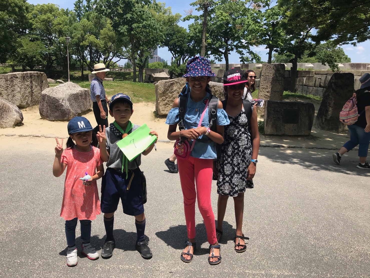 親子ハイク　観光客との写真