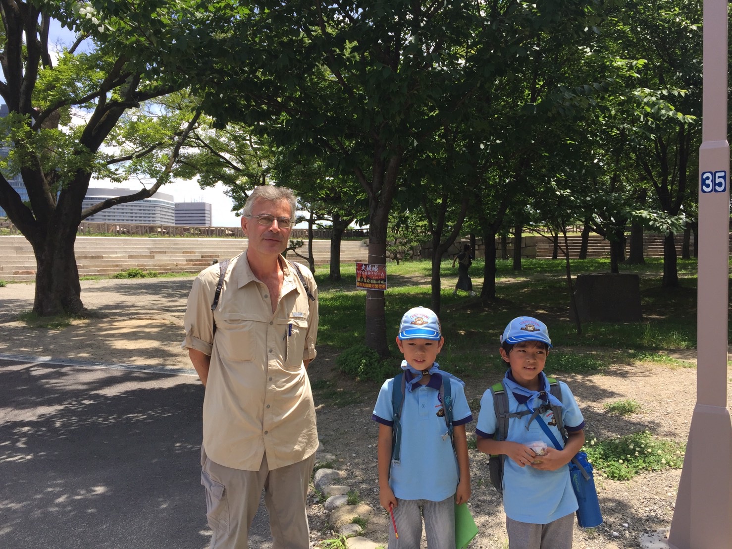 親子ハイク　観光客との写真