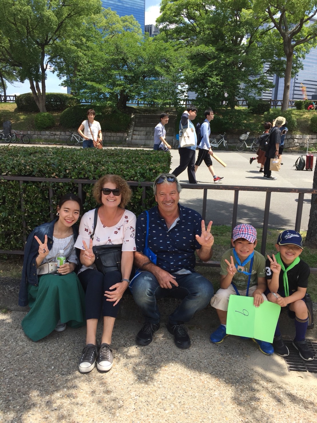 親子ハイク　観光客との写真