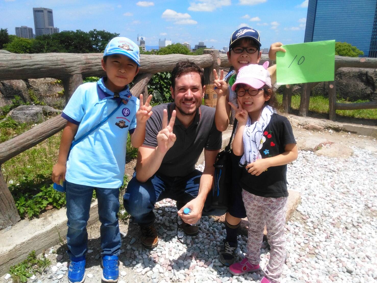 親子ハイク　観光客との写真